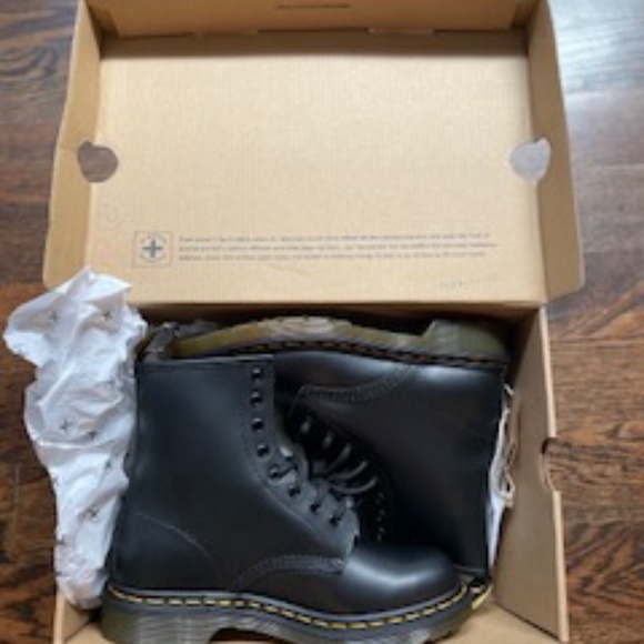 NIB, Dr. Marten's 1460 Black Smooth Leather Boot Size 7 - Picture 5 of 7